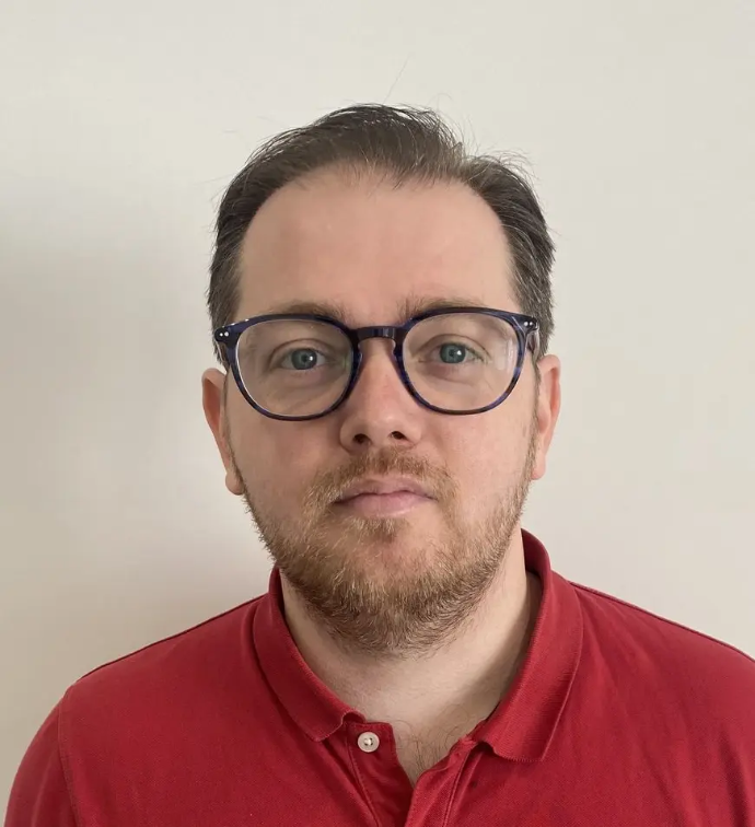 Opérateur travaillant sur une ligne Industrial steel BE pour structures métalliques