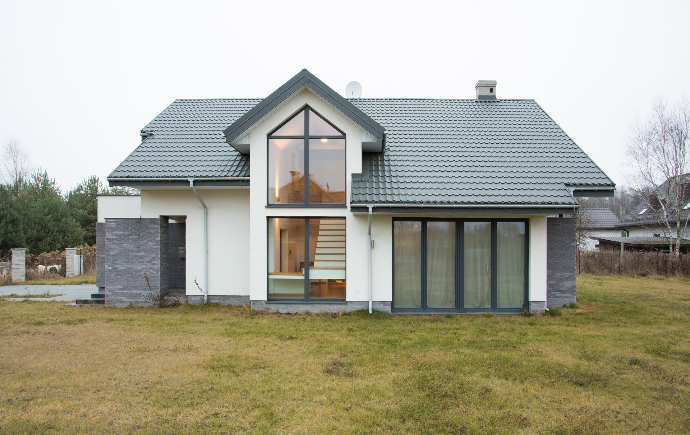 Maison ossature métallique finie avec baies vitrées – structure acier moderne Description : Maison en construction métallique terminée, featuring grandes ouvertures et baies vitrées, offrant luminosité, durabilité et architecture contemporaine en acier.